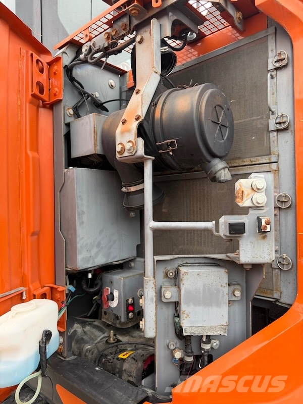 Hitachi ZX 135 US-7 حفارات زحافة