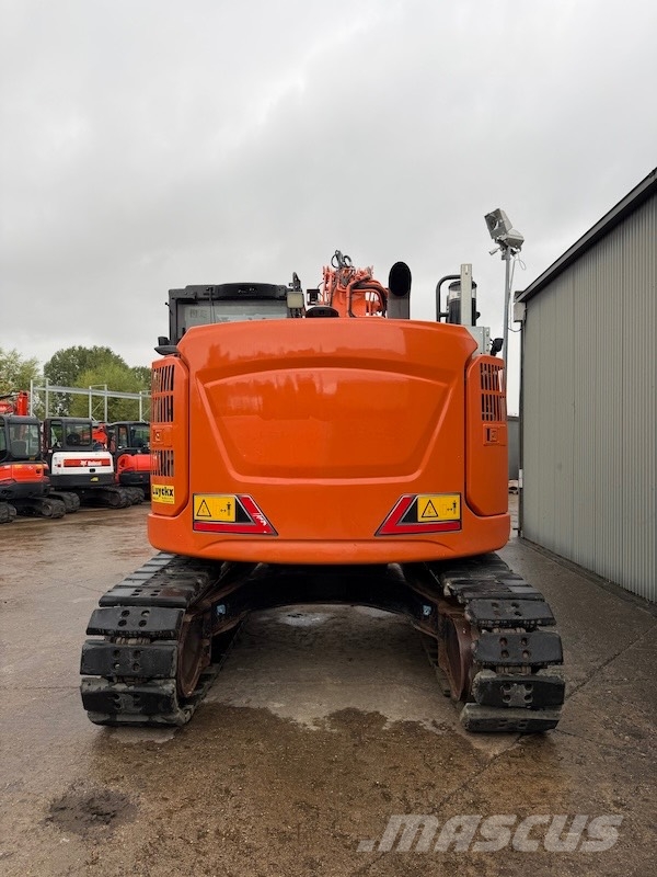 Hitachi ZX 135 US-7 حفارات زحافة