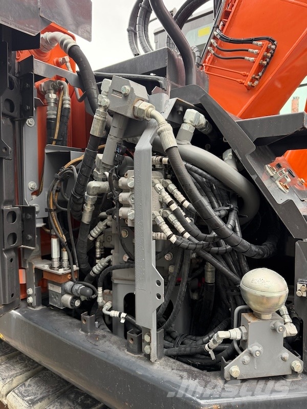 Hitachi ZX 135 US-7 حفارات زحافة