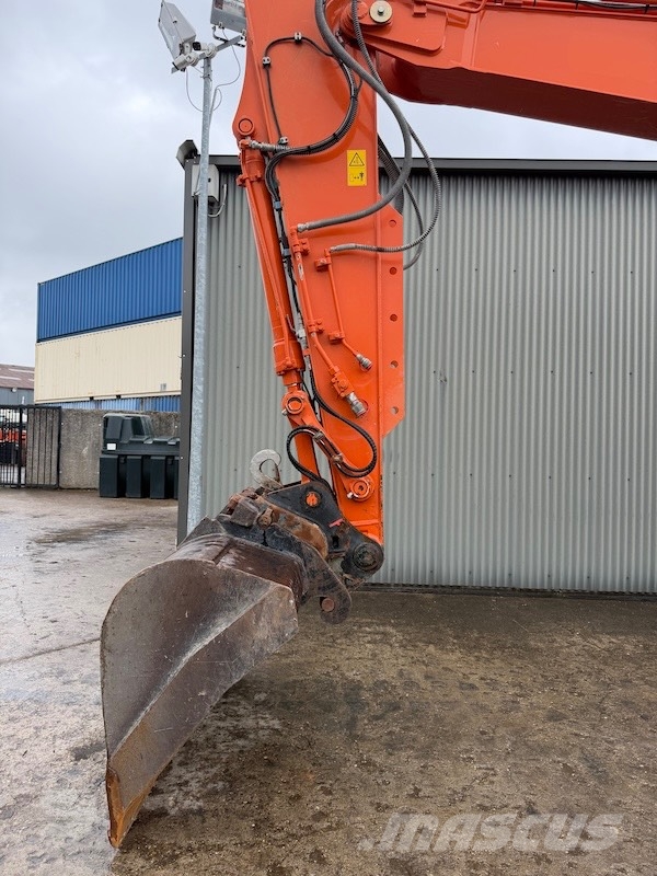 Hitachi ZX 135 US-7 حفارات زحافة
