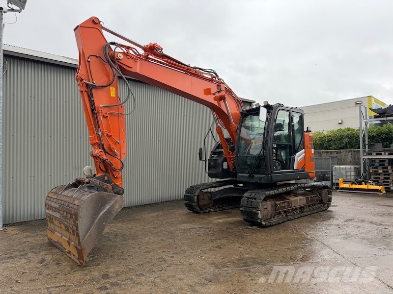 Hitachi ZX 135 US-7 حفارات زحافة