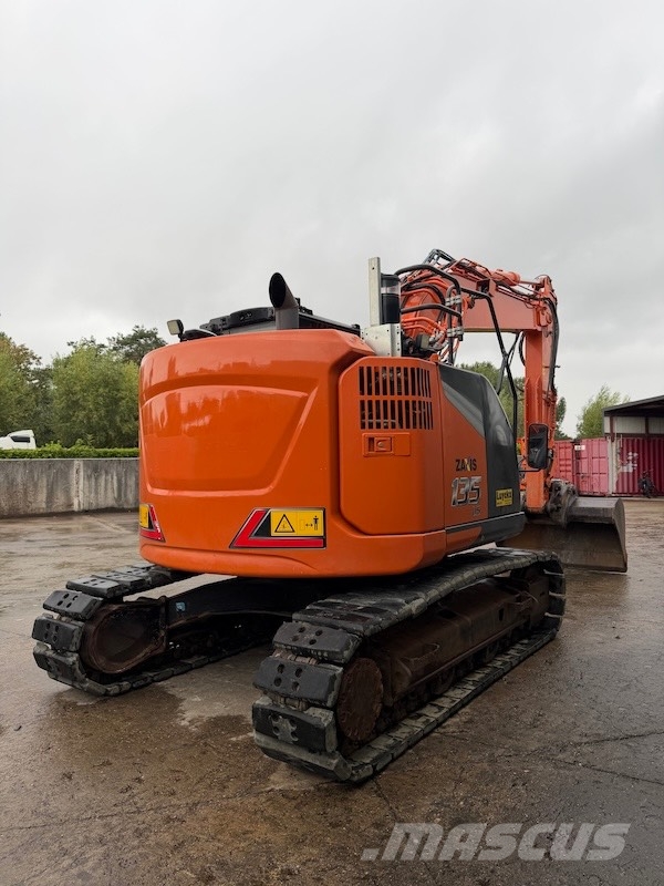 Hitachi ZX 135 US-7 حفارات زحافة