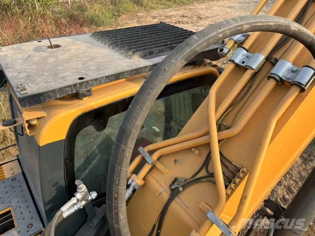 Hyundai Robex 520 VS حفارات زحافة