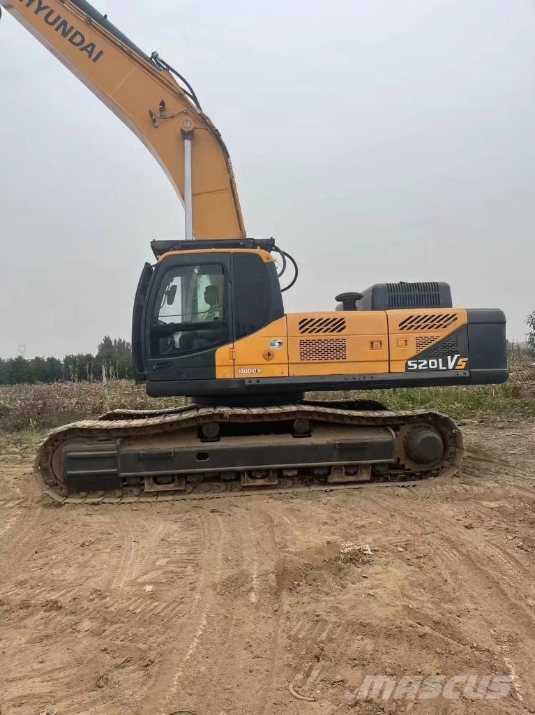 Hyundai Robex 520 VS حفارات زحافة