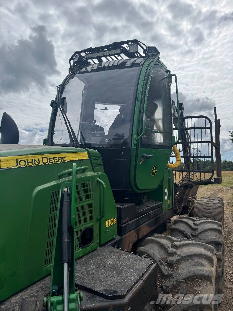 John Deere 810 E Kihordók