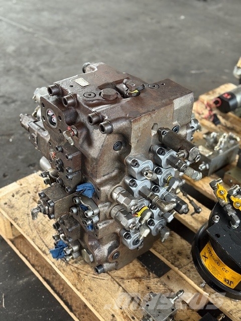 JCB JS 220 HYDRAULIC BLOCK Hidraulikos įrenginiai