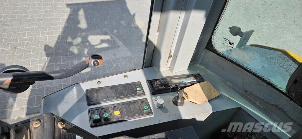 Paus SL755 لوادر بعجل