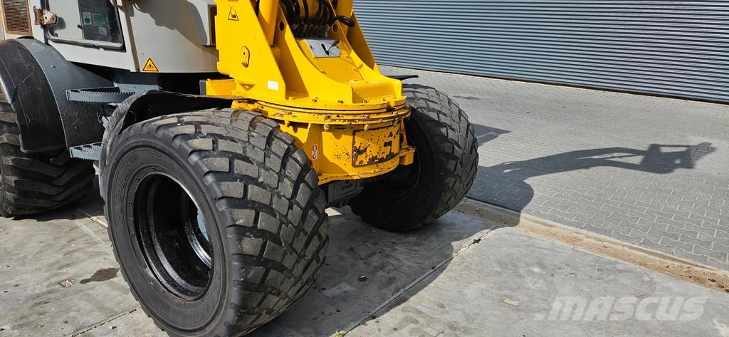 Paus SL755 لوادر بعجل