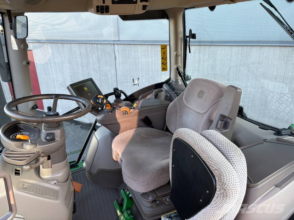 John Deere 6215 R Traktorer