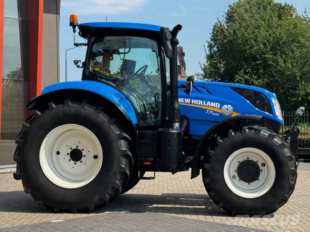 New Holland T7.225AC, frontlinkage, 2021, 3642 hours!! Tractoren