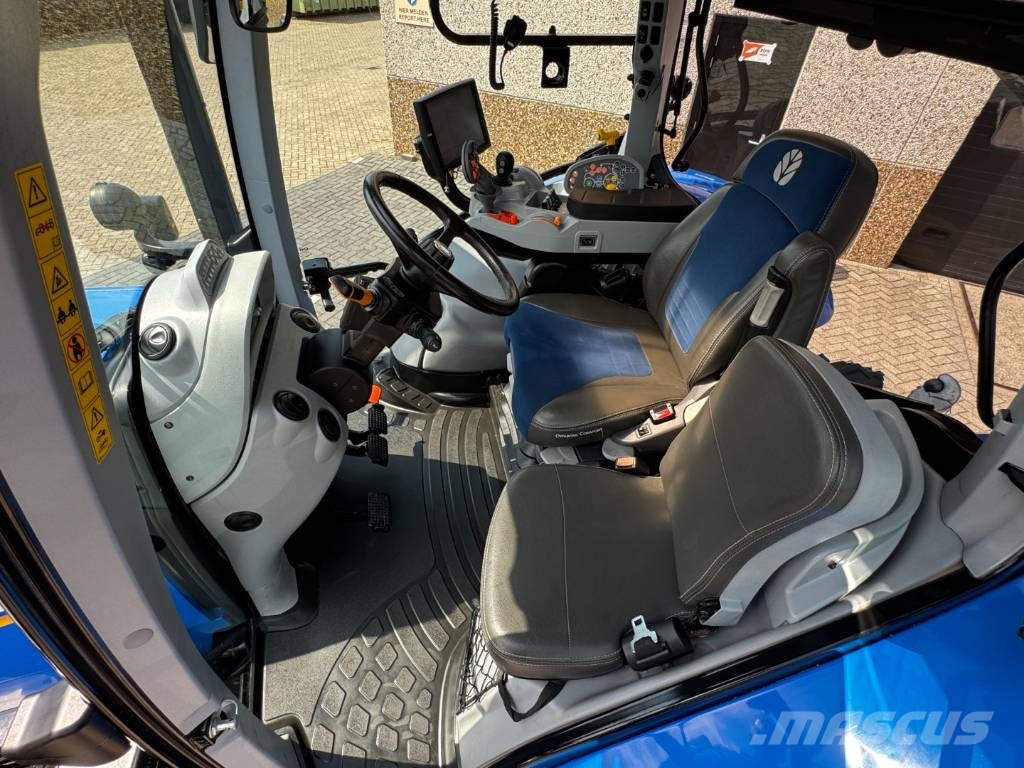 New Holland T7.225AC, frontlinkage, 2021, 3642 hours!! Tractoren