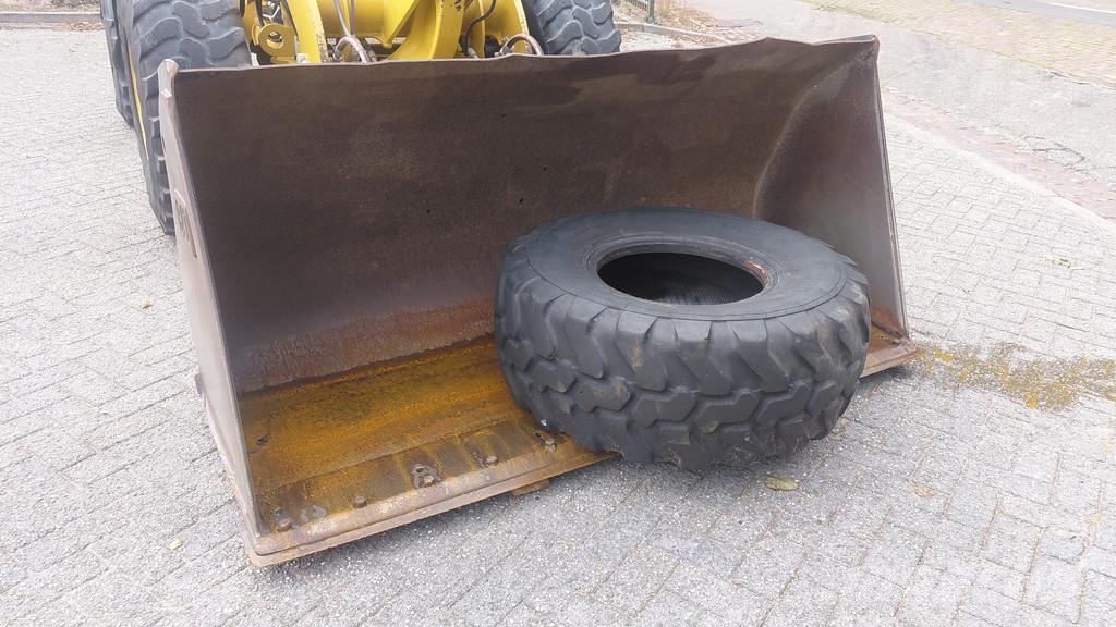 CAT 908H forks and bucket / weight system Rataslaadurid