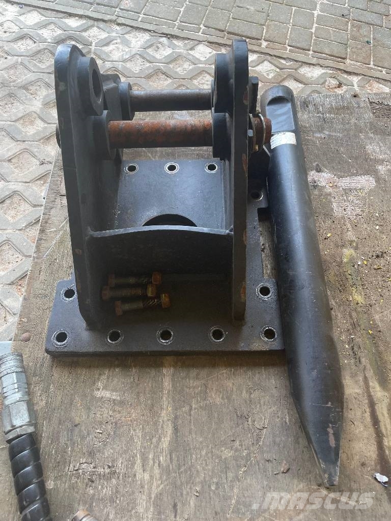 Atlas Copco SB 300 Плуги