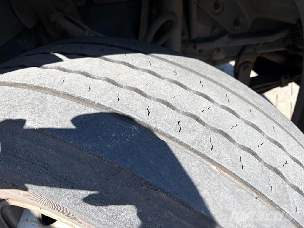 Scania P230 + 3 PEDALS + 19t + LOADLIFT 1500 KG Camiones de caja de lona