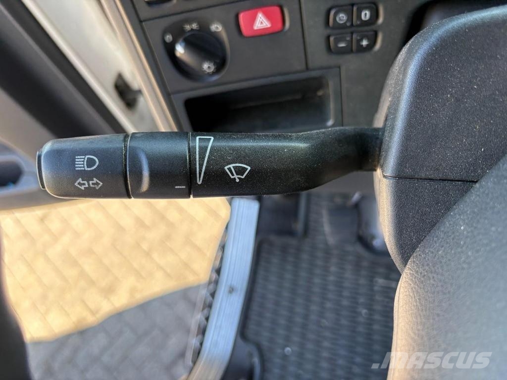Scania P230 + 3 PEDALS + 19t + LOADLIFT 1500 KG Camiones de caja de lona