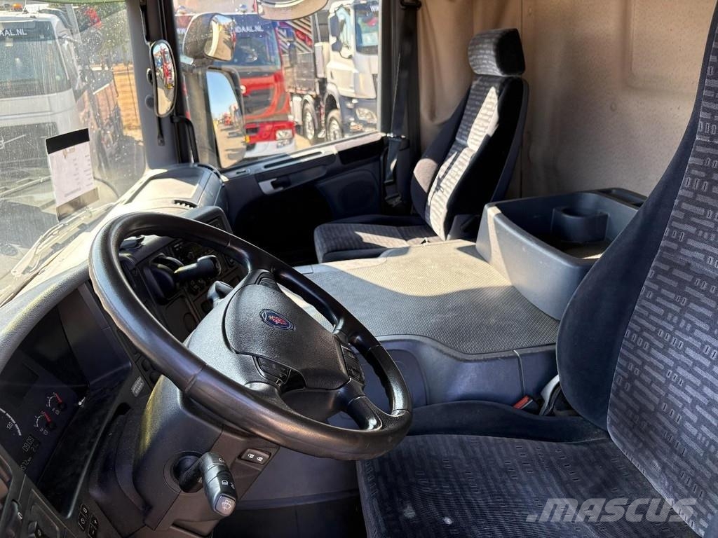 Scania P230 + 3 PEDALS + 19t + LOADLIFT 1500 KG Camiones de caja de lona