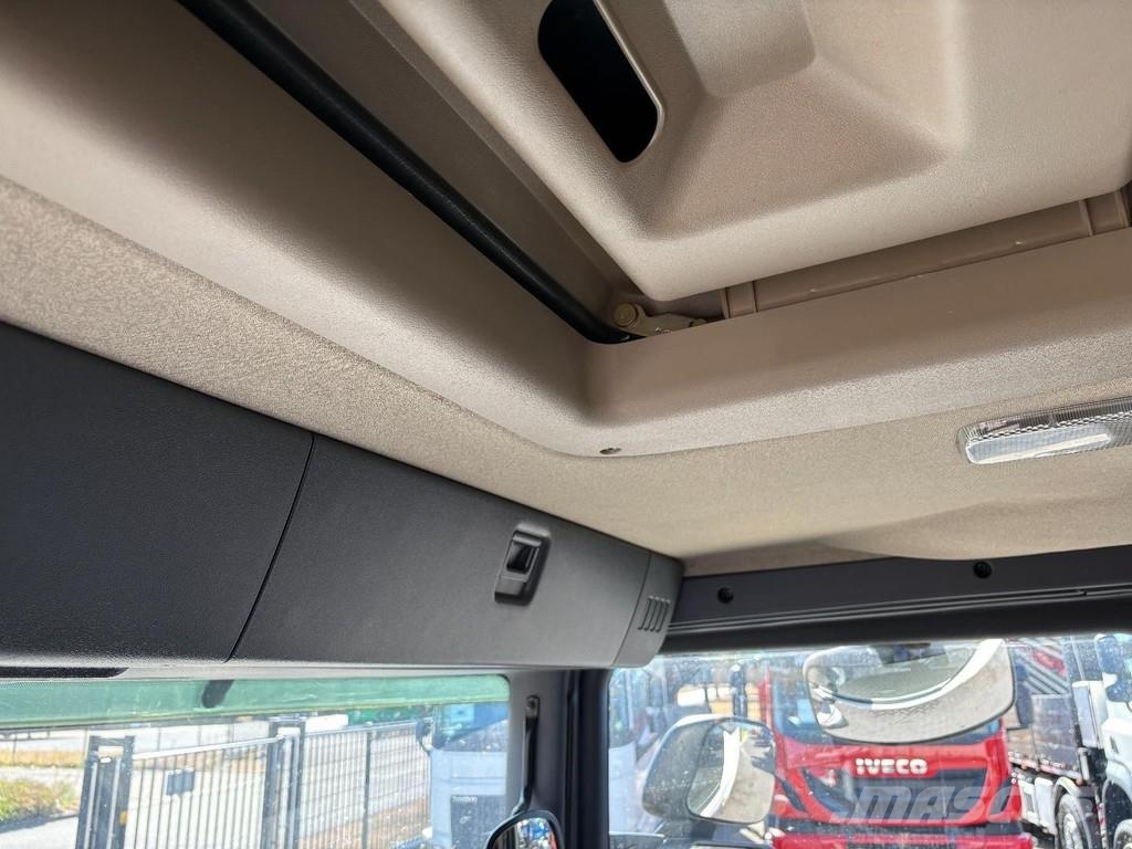 Scania P230 + 3 PEDALS + 19t + LOADLIFT 1500 KG Camiones de caja de lona