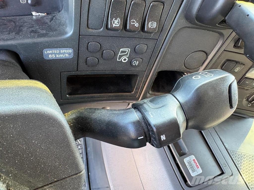 Scania P230 + 3 PEDALS + 19t + LOADLIFT 1500 KG Camiones de caja de lona