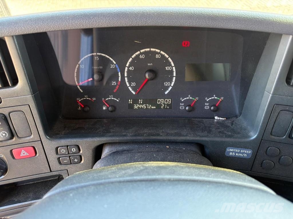 Scania P230 + 3 PEDALS + 19t + LOADLIFT 1500 KG Camiones de caja de lona