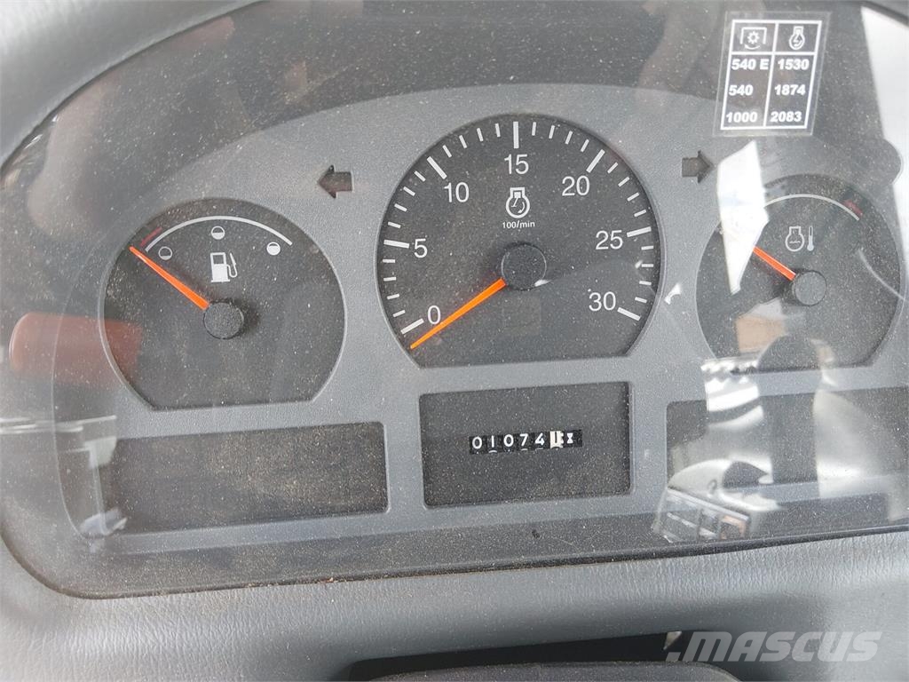 Valtra A93 الجرارات