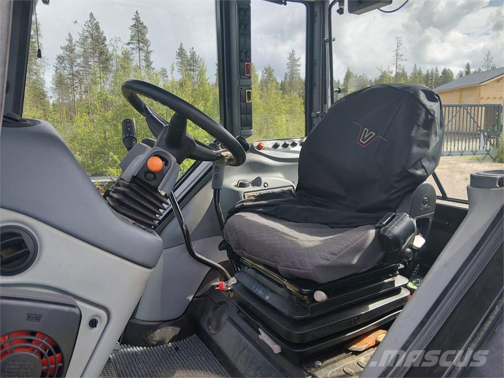 Valtra A93 الجرارات