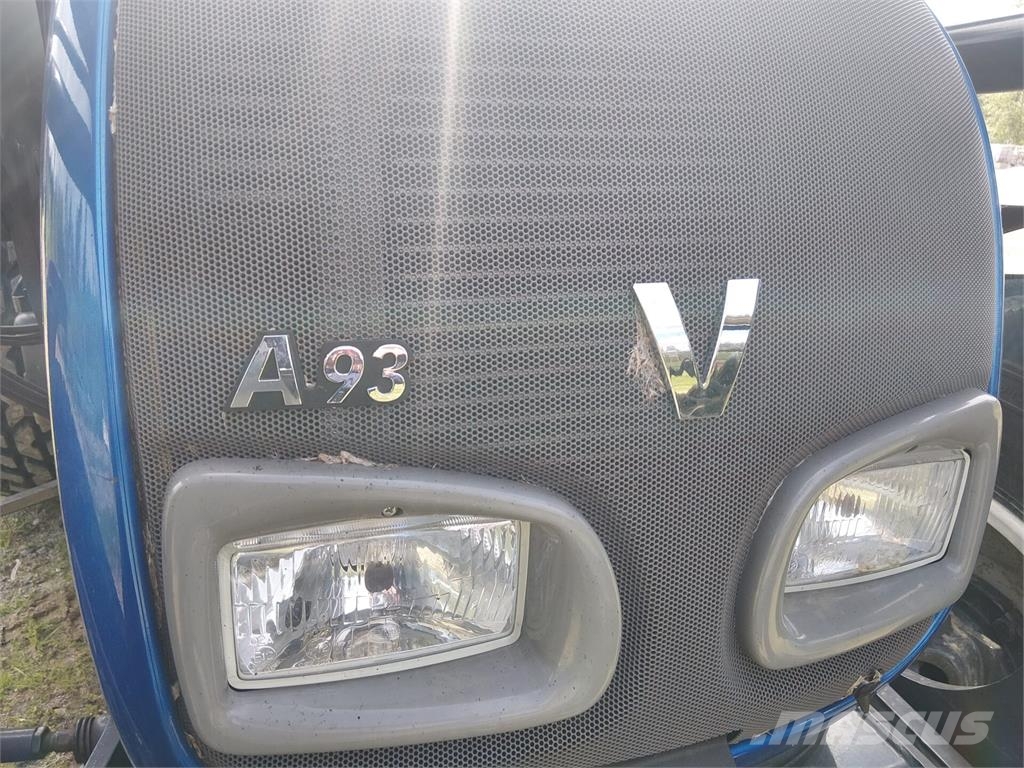 Valtra A93 الجرارات