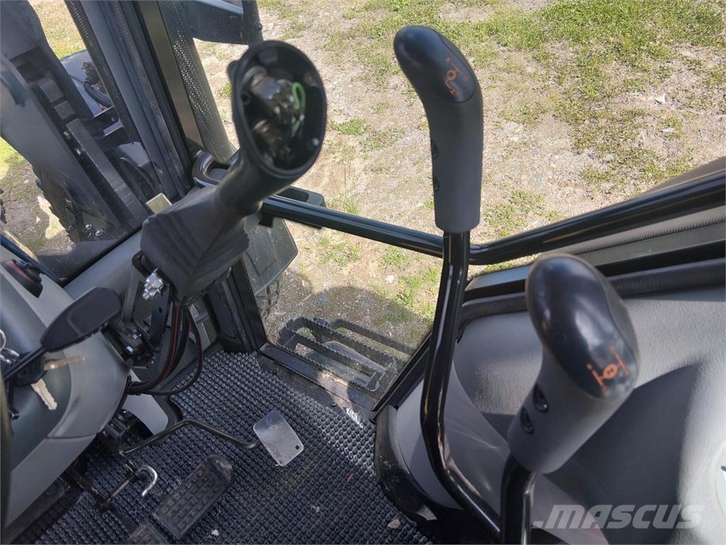 Valtra A93 الجرارات