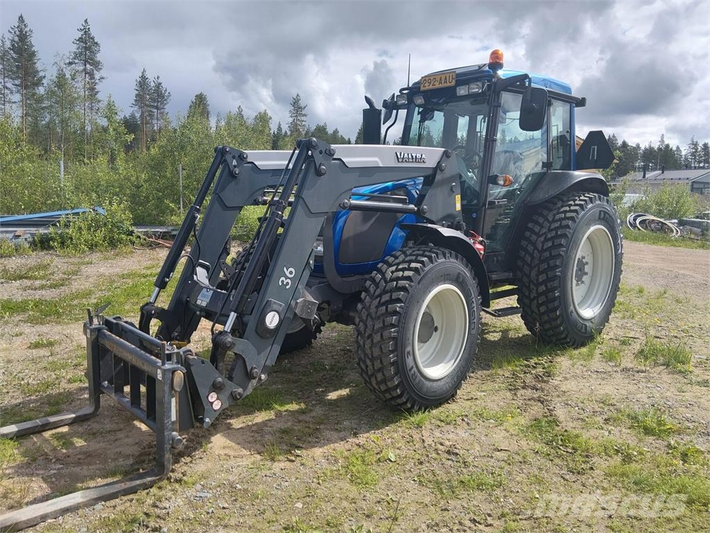 Valtra A93 الجرارات