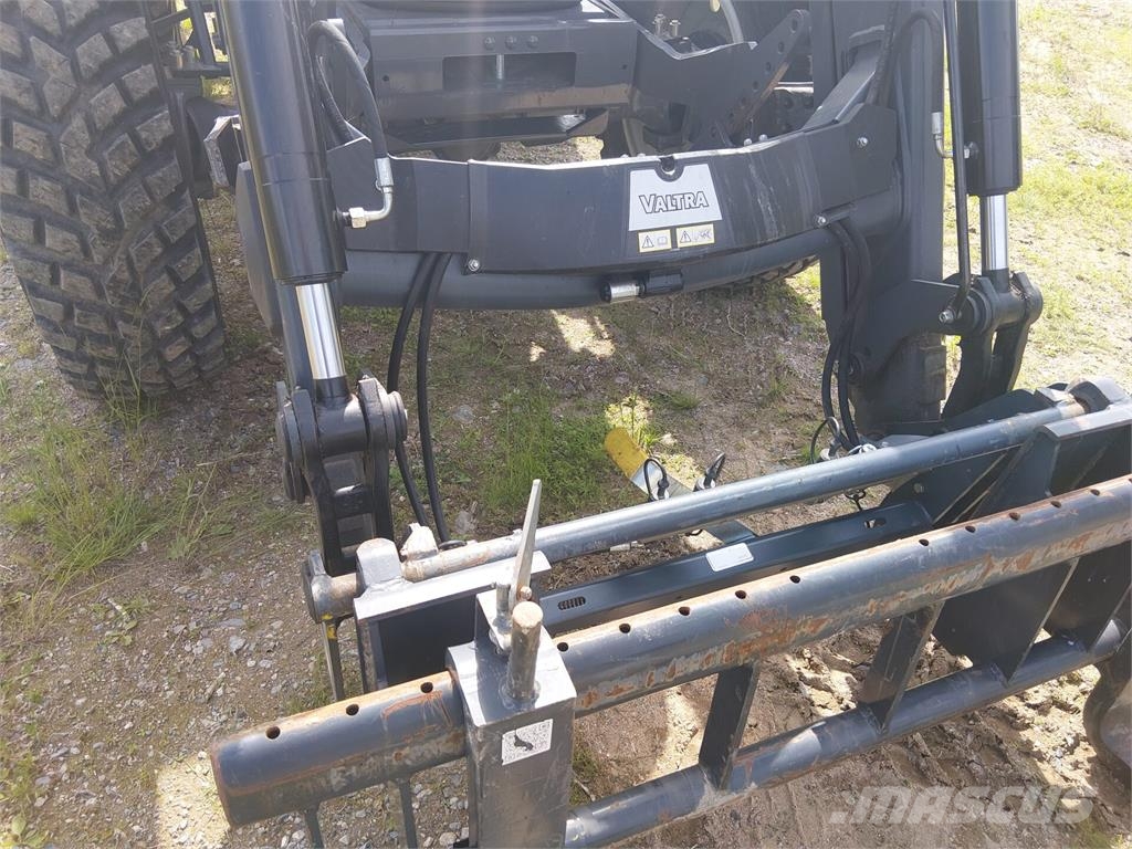 Valtra A93 الجرارات