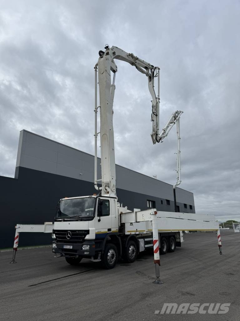 MERCEDES ACTROS 3341 Plumas de hormigón