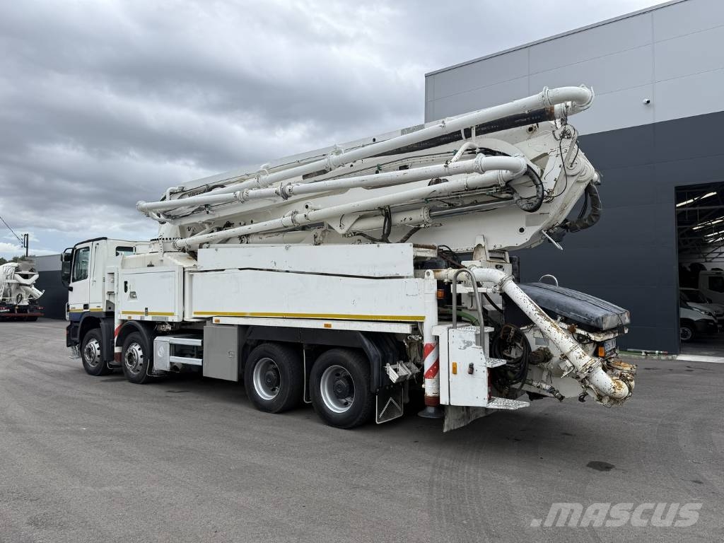 MERCEDES ACTROS 3341 Plumas de hormigón