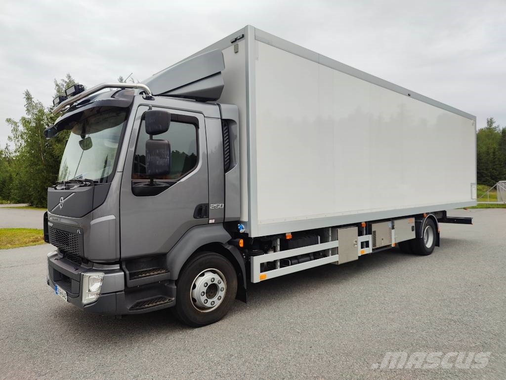 Volvo FL 250  Expo näyttelyauto Camiones con caja de remolque