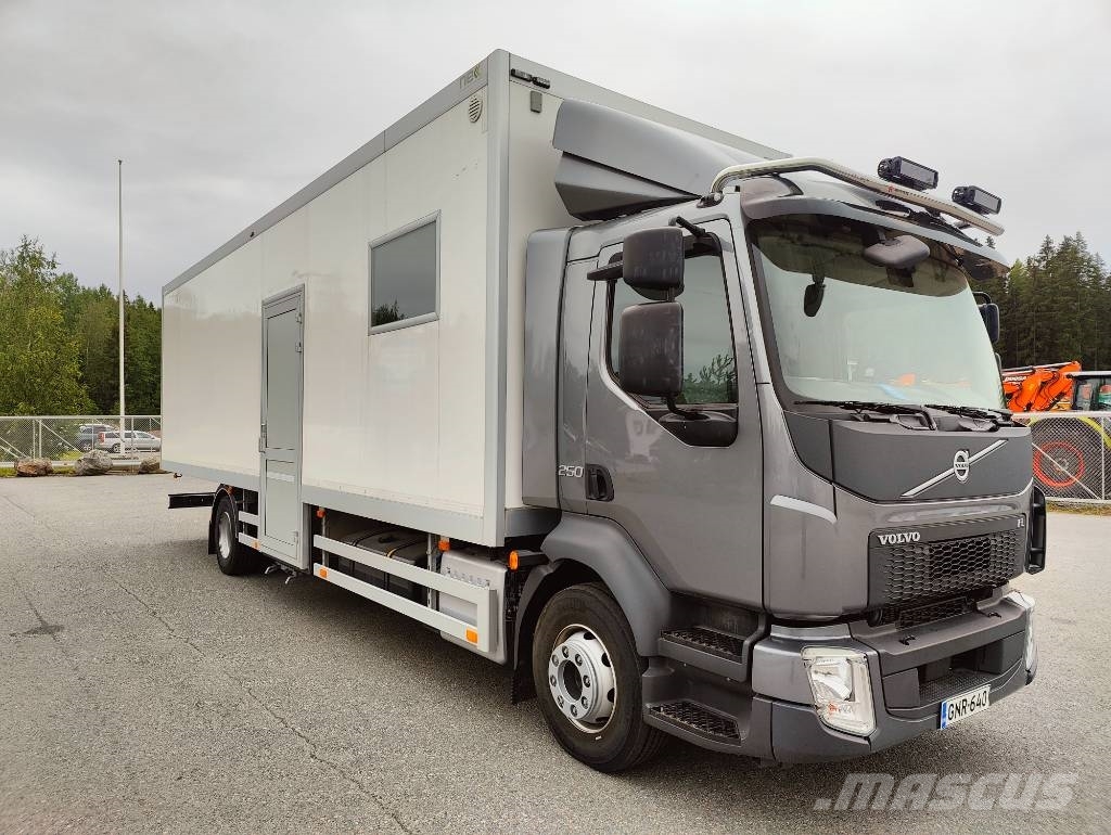 Volvo FL 250  Expo näyttelyauto Camiones con caja de remolque