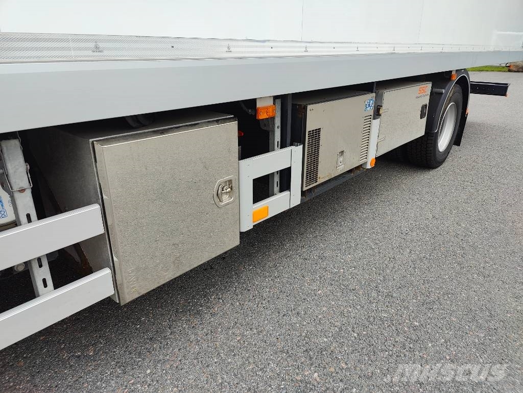 Volvo FL 250  Expo näyttelyauto Camiones con caja de remolque