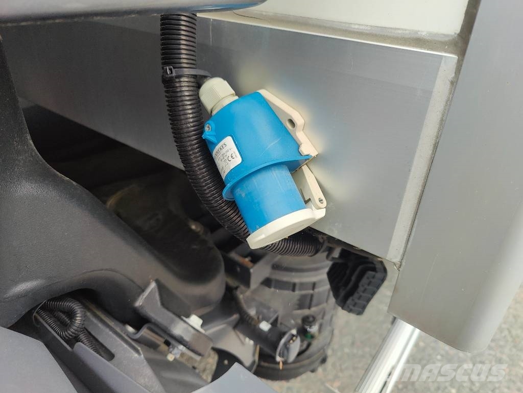 Volvo FL 250  Expo näyttelyauto Camiones con caja de remolque