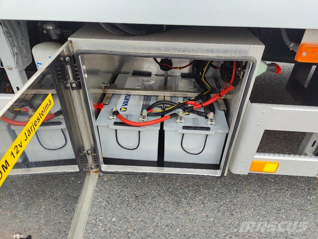 Volvo FL 250  Expo näyttelyauto Camiones con caja de remolque