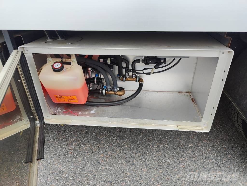 Volvo FL 250  Expo näyttelyauto Camiones con caja de remolque