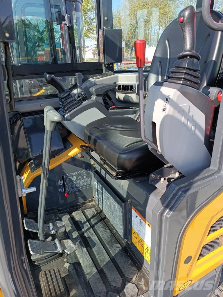 Shantui SE18SR 小型挖掘机