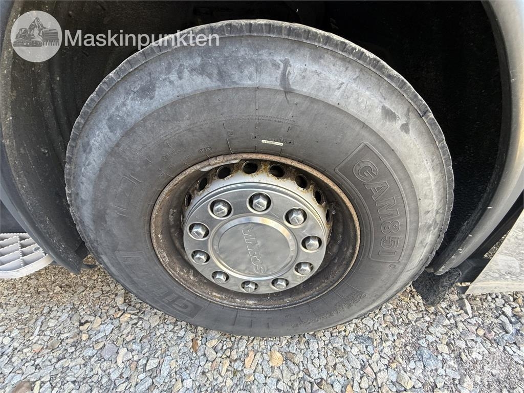 Scania P400LB6X2*4HNA Vlakke laadvloer met kraan