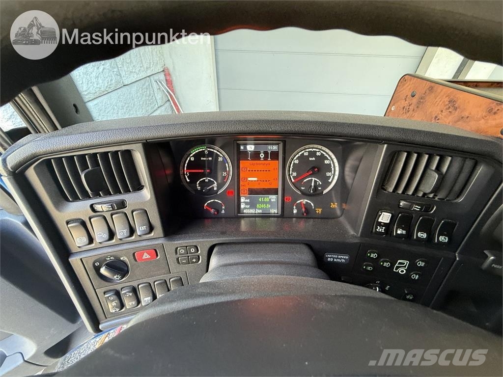 Scania P400LB6X2*4HNA Vlakke laadvloer met kraan