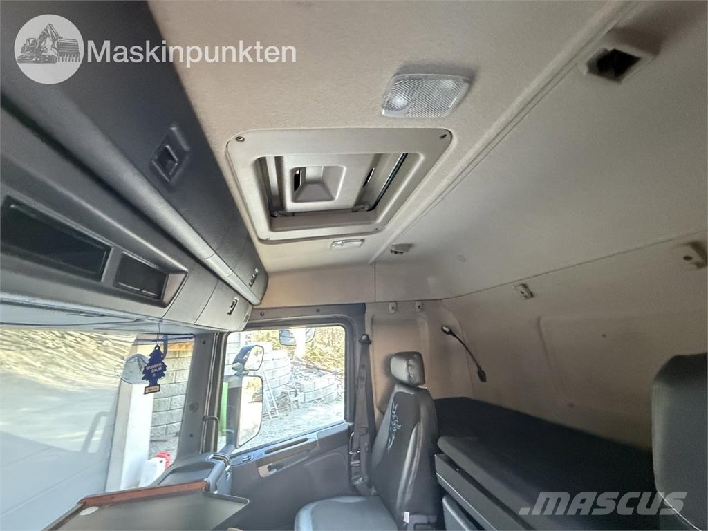 Scania P400LB6X2*4HNA Vlakke laadvloer met kraan