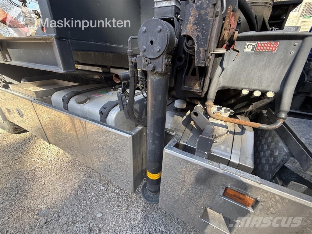 Scania P400LB6X2*4HNA Vlakke laadvloer met kraan