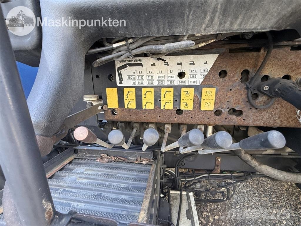 Scania P400LB6X2*4HNA Vlakke laadvloer met kraan