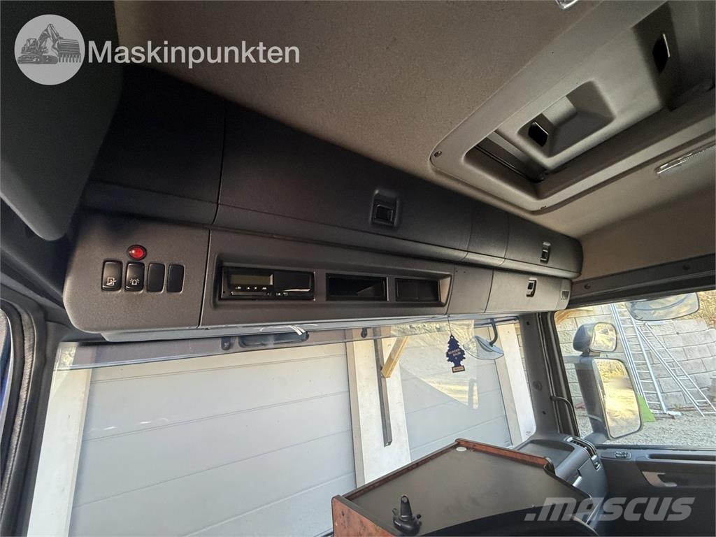 Scania P400LB6X2*4HNA Vlakke laadvloer met kraan