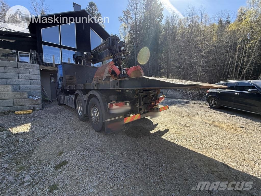 Scania P400LB6X2*4HNA Vlakke laadvloer met kraan
