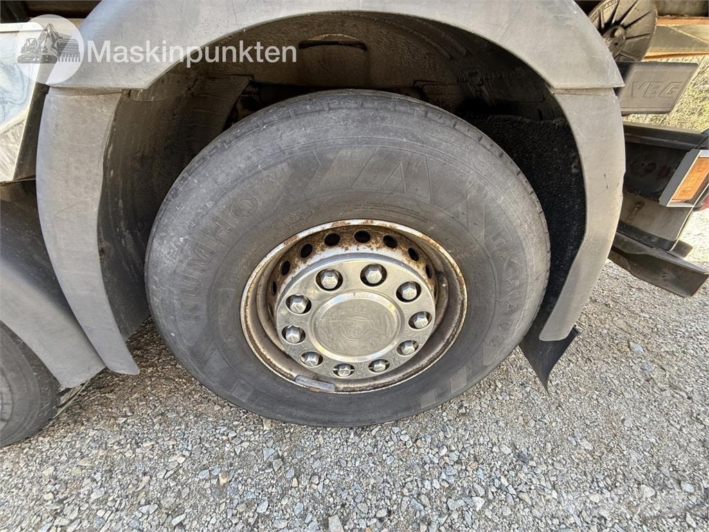 Scania P400LB6X2*4HNA Vlakke laadvloer met kraan