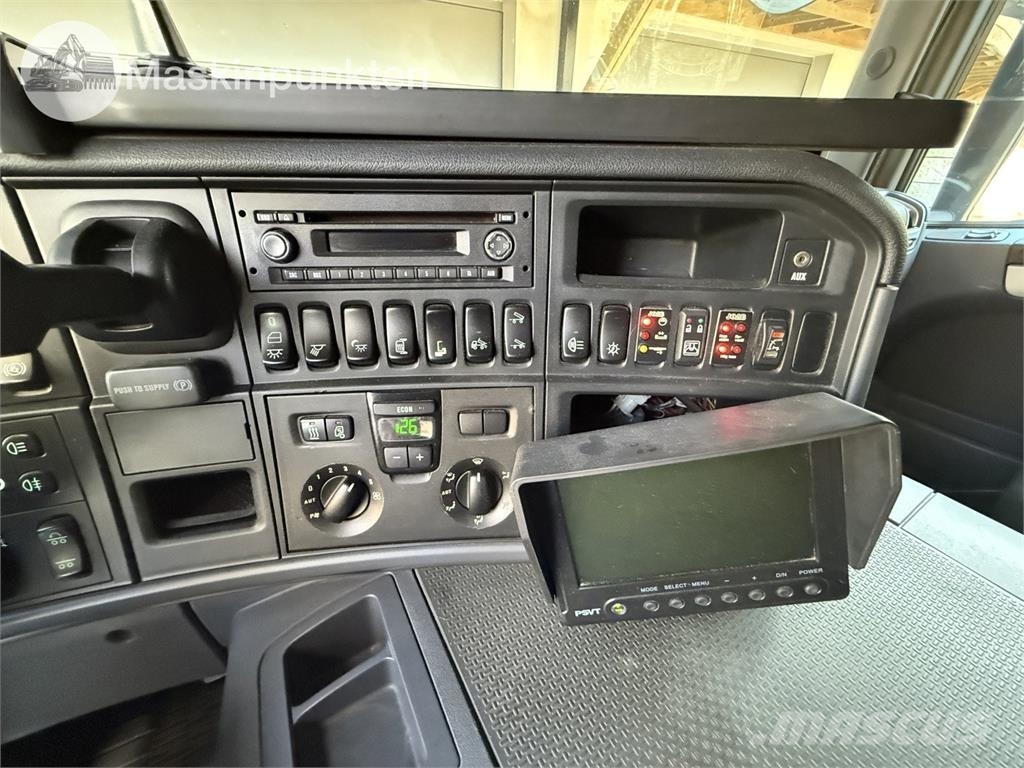 Scania P400LB6X2*4HNA Vlakke laadvloer met kraan