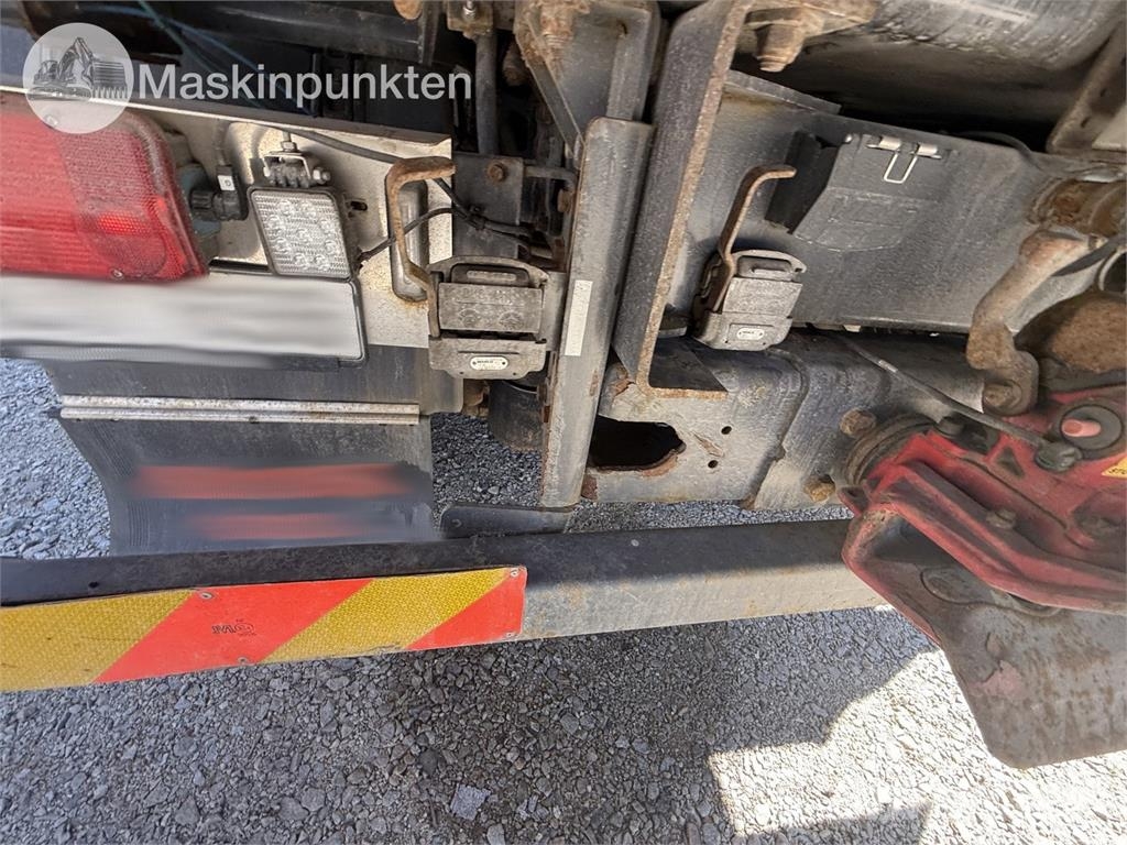 Scania P400LB6X2*4HNA Vlakke laadvloer met kraan