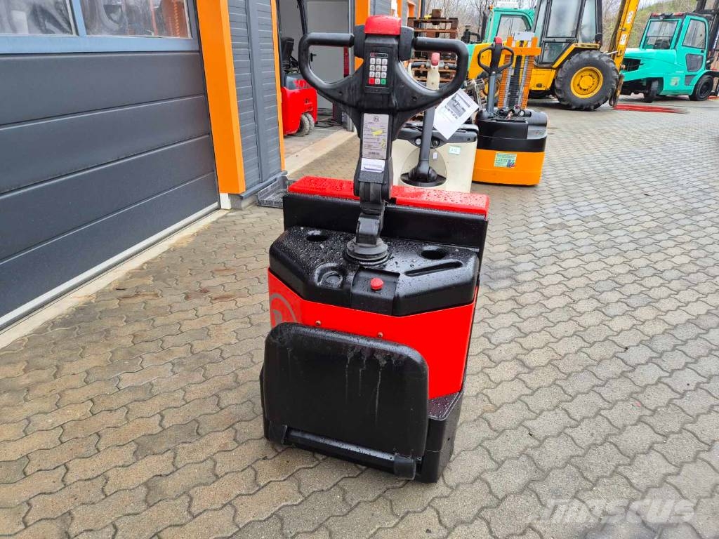 BT LPE 200 Pedestrian stacker
