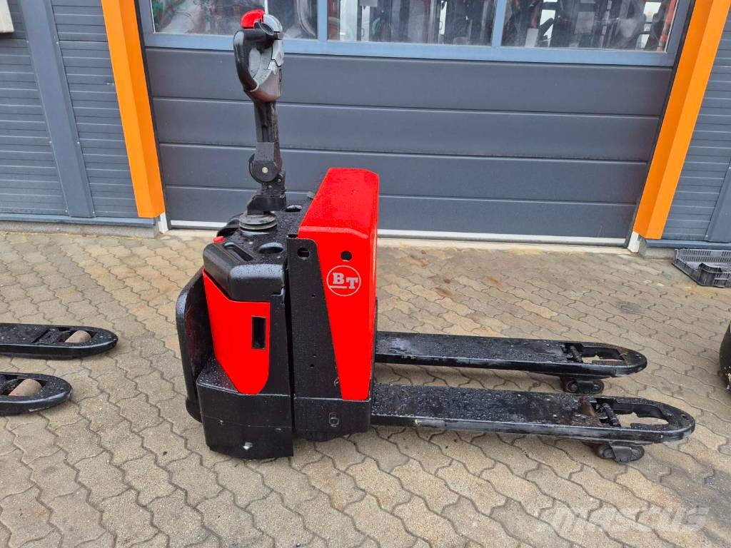 BT LPE 200 Pedestrian stacker